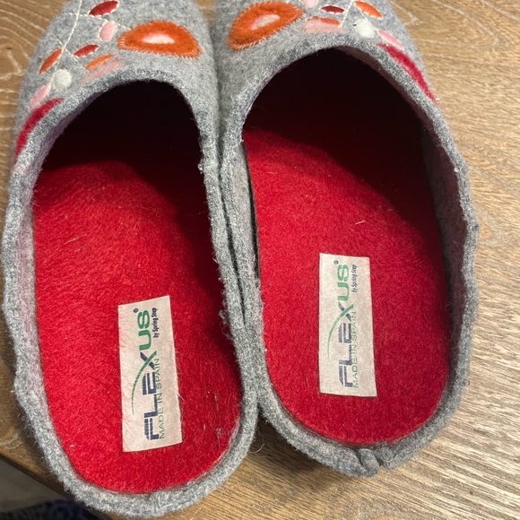 ⭐️Bundle 3/$20 or 5/$25⭐️ Flexus Women's Embroidered Gray and Red Clogs - Picture 5 of 5